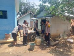 Polres Majalengka Bantu Warga yang Rumahnya Hancur Tertimpa Pohon