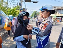 Tingkatkan Kesadaran Berkendara, Polres Sumedang Bagikan Helm Pada Operasi Zebra Lodaya 2024