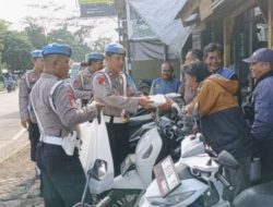 Jumat Berkah, Polres Subang Gelar Bhakti Sosial di Pertigaan Tugu Nanas