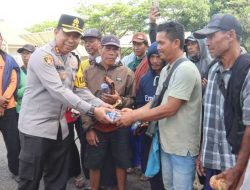 Kapolres Sukabumi Berikan Bantuan Makanan Ringan dan Minuman kepada Warga yang Terjebak Badai Ombak