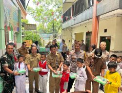 Dorong Pola Makan Sehat Sejak Dini, Polisi Berikan Makan Siang Gratis