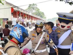 Linggar Maskot Polisi yang Ramah Dan Suka Sosialisasikan Keselamatan Berlalu Lintas di Kuningan