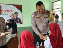 Polres Subang Berbagi Kebahagiaan Dengan Program Makan Siang Gratis di SD Negeri Nyimplung