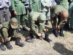 Siap Amankan Pilkada, TNI dan Polres Tasikmalaya Berikan Sepatu PDL untuk Linmas