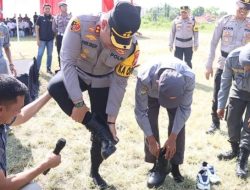 Tepergok Tak Pakai Sepatu Resmi Saat Apel, Kapolres Tasikmalaya Bagikan Sepatu Untuk Anggota Linmas Bertugas Mengamankan Pilkada