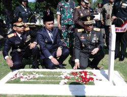 Kapolda Jabar Ziarah di TMP Cikutra Jelang HUT Ke-79 TNI