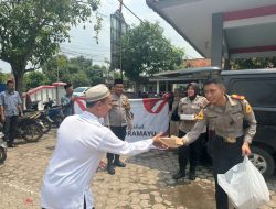 Polres Indramayu Gelar Jumat Berbagi, Bagikan 250 Nasi Kotak di Masjid Darussalam