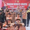 TNI – Polri Bagikan Makanan Bergizi Di SDN 2 Pusakamulya