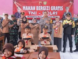 TNI – Polri Bagikan Makanan Bergizi Di SDN 2 Pusakamulya