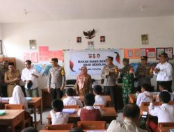 Kapolda Jabar Turun Langsung, Bagikan Makan Siang Bergizi untuk Ratusan Siswa di Indramayu