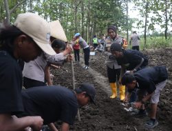 Polresta Cirebon Laksanakan Program Ketahanan Pangan Penanaman Bibit Jagung di Karangwareng