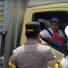 Polres Sukabumi Bagikan Suplemen Gratis untuk Sopir Truk