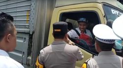 Polres Sukabumi Bagikan Suplemen Gratis untuk Sopir Truk