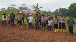 Polres Tasikmalaya Kota Tanam Bibit di Kampung Salapan, Dorong Ketahanan Pangan dan Kemandirian Petani