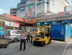 Polresta Bogor Kota Tangani Truk Kontainer Nyangkut di Jembatan Rel Kereta, Arus Lalu Lintas Sempat Terganggu