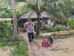 Personel Polsek Agrabinta Turun Langsung Cek Lokasi Pergeseran Tanah dan Banjir Bandang di Lima Desa