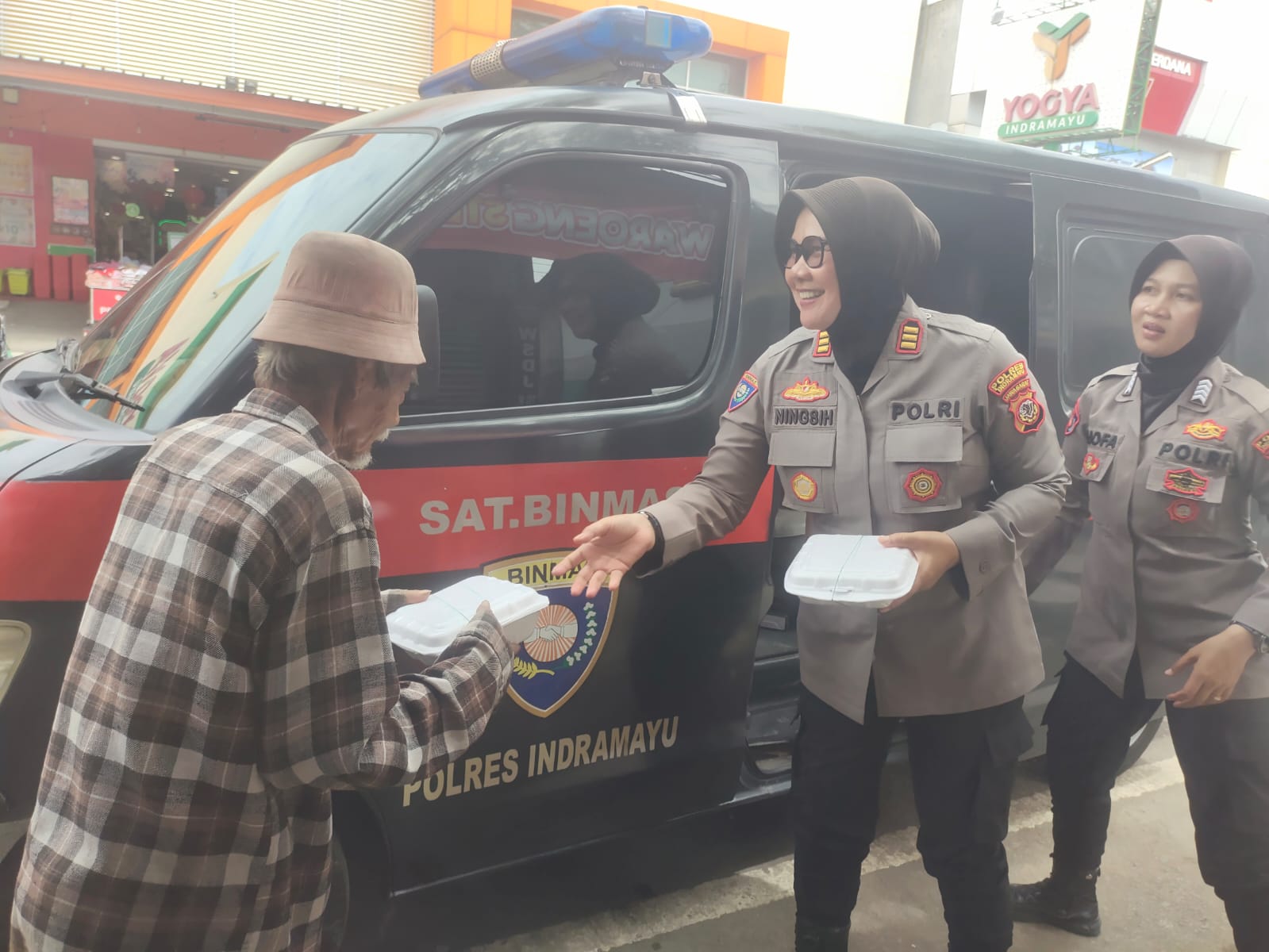 Jumat Berkah Polres Indramayu: Lebih dari Sekedar Nasi Kotak, Jalin Silaturahmi dan Bangun Kepercayaan