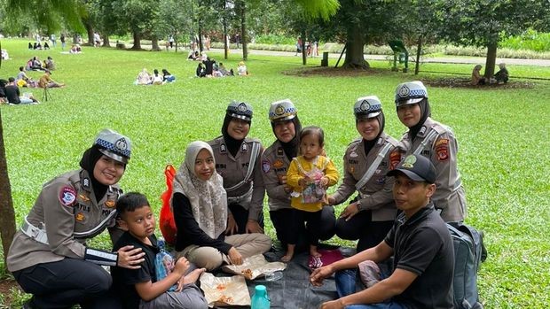 Sapa Wisatawan di Kebun Raya, Polwan Polresta Bogor Kota Sampaikan Pesan Kamtibmas