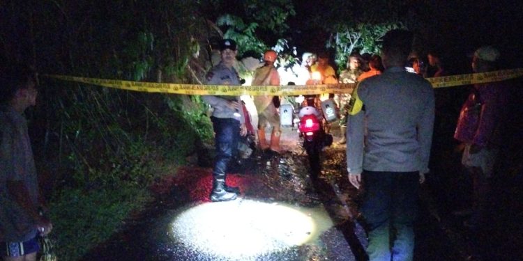 Polsek Bungbulang Evakuasi Korban Tanah Longsor di Desa Bojong, Garut, 1 Orang Meninggal