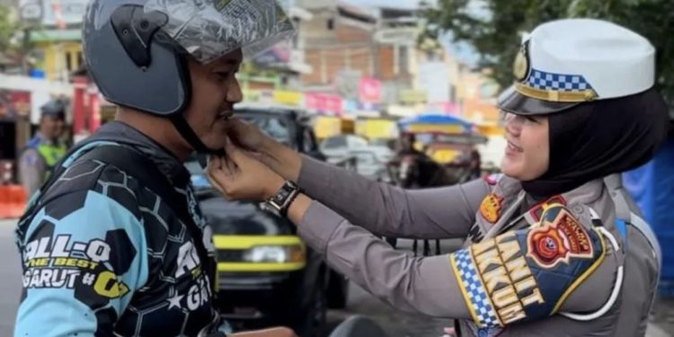 Operasi Keselamatan Lodaya: Polres Garut Bagikan Helm Gratis untuk Keselamatan Pengendara