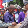 Polisi Indramayu Tunjukkan Sisi Humanis, Bagikan Air Minum saat Aksi Demo Serikat Tani