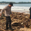 TNI-Polri dan Masyarakat Bersihkan Pantai Santolo, Jaga Keindahan dan Kelestarian Lingkungan