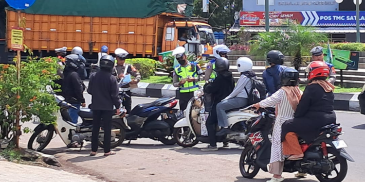 Operasi Keselamatan Lodaya 2025: Satlantas Polres Garut Bagi Helm Gratis