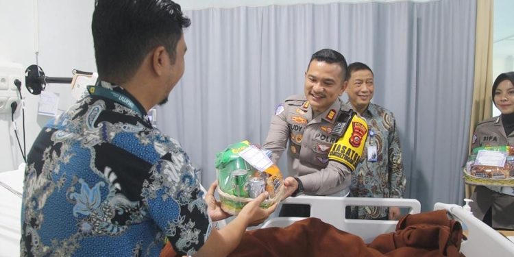 Polres Majalengka Peduli: Kunjungi dan Beri Bantuan Korban Kecelakaan Tol Cipali