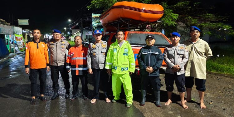 Satpolairud Cirebon Kota Sigap Evakuasi Warga Terdampak Banjir