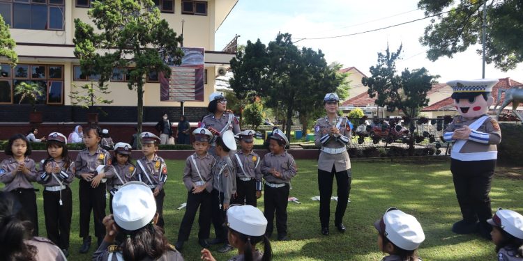 Polisi Kuningan Ajak Anak-Anak Jadi Pelopor Tertib Lalu Lintas
