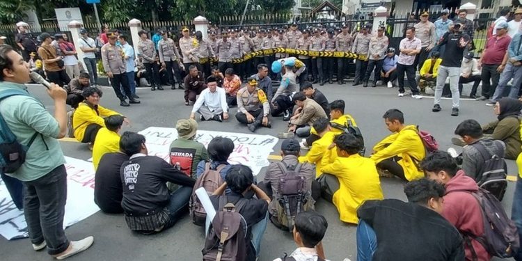 Aksi Tolak RUU TNI di Tasikmalaya Berlangsung Damai: Kapolres dan Ketua DPRD Turun Langsung Menengahi Demonstrasi