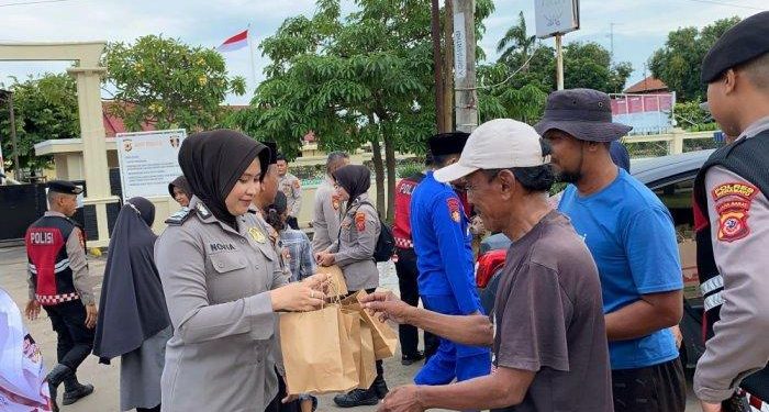 Polres Indramayu Bagi-bagi Takjil, Tebar Kebaikan di Bulan Ramadan