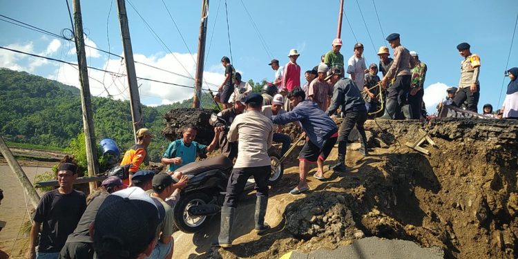 Brimob Polda Jabar Turun Langsung Bantu Evakuasi Warga di Jembatan Putus Sukabumi