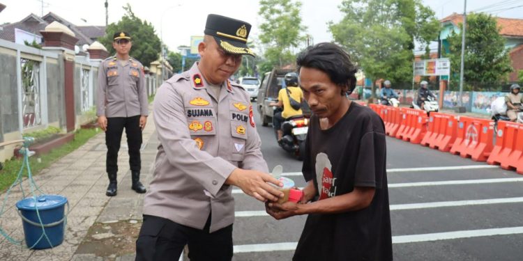 Polres Ciamis Bagikan Takjil, Jalin Silaturahmi dengan Masyarakat