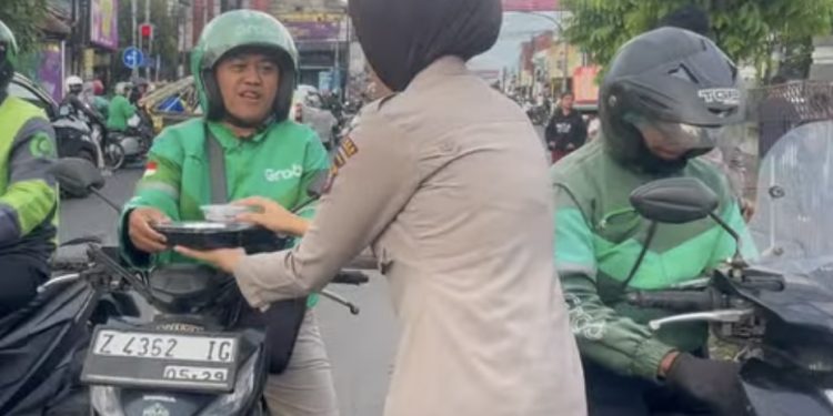 Polres Tasikmalaya Kota Melaksanakan Kegiatan Bakti Sosial Pembagian Takjil Selama Bulan Ramadan