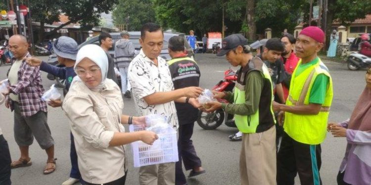 Satuan Reserse Narkoba Polresta Cirebon Bagikan Takjil, Tumbuhkan Keakraban di Bulan Ramadan