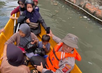 Kapolresta Bandung Pimpin Langsung Evakuasi Warga Terdampak Banjir di Dayeuhkolot