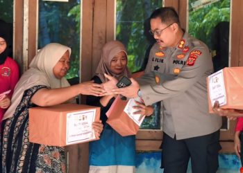 Polres Purwakarta Bersama Bhayangkari Salurkan Bantuan untuk Korban Banjir di Jatiluhur