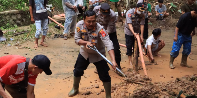 Kapolres Sumedang Bantu Warga Bersihkan Material Longsor di Cibugel