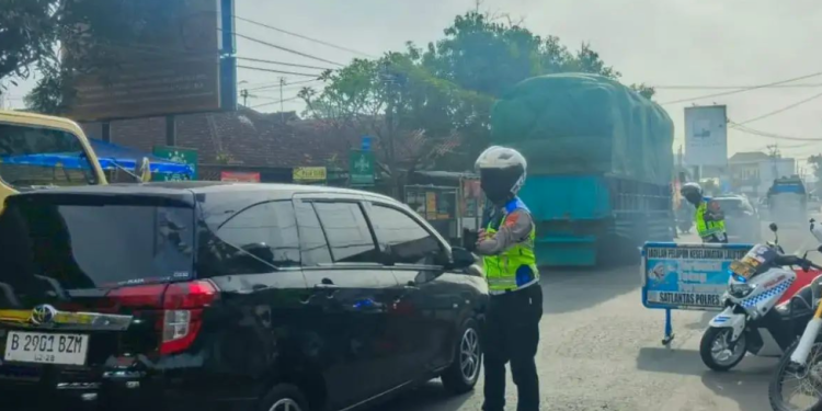 Polres Garut Berlakukan One Way Urai Kepadatan Arus Mudik