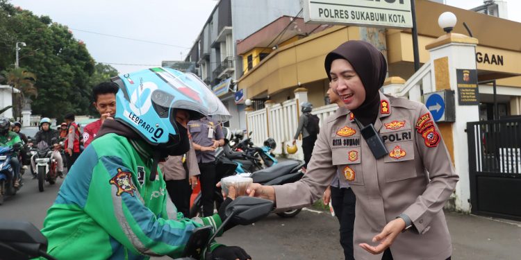 Polres Sukabumi Kota Bagikan Takjil, Sambut Antusias Warga Jelang Berbuka Puasa