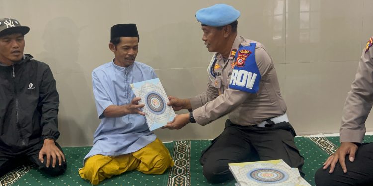 Polres Garut Bagikan Al-Qur’an, Jalin Sinergi dengan Masyarakat dan Tingkatkan Keimanan
