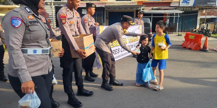 Polres Cirebon Kota Bagikan Takjil, Pererat Silaturahmi di Bulan Ramadhan