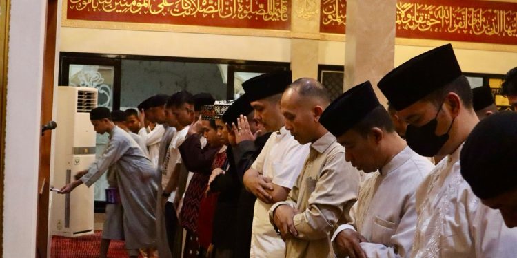 Kapolres Kuningan Gelar Tarawih Keliling Safari Ramadhan: Sinergitas Polri dan Masyarakat untuk Kamtibmas Kondusif