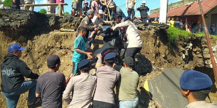 Dansat Brimob Polda Jabar Turun Langsung Bantu Warga di Lokasi Jembatan Putus Sukabumi