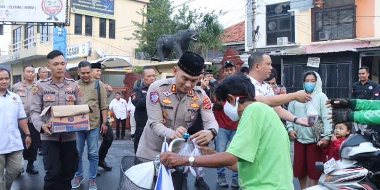 Polres Cirebon Kota Bagi-bagi Takjil di Bulan Ramadhan: Silaturahmi dan Kebaikan di Tengah Kota