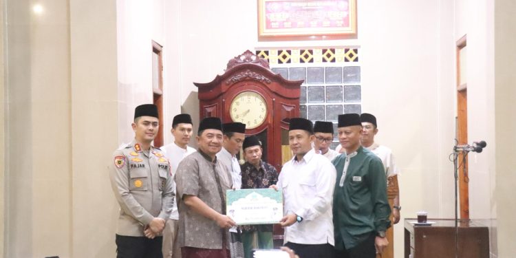Kapolres Garut Bersama Forkopimda Gelar Tarawih Keliling: Perkuat Solidaritas, Jalin Keakraban dengan Masyarakat