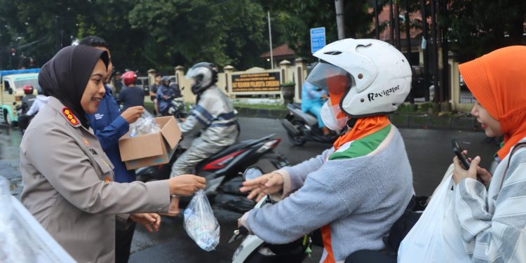 Polresta Cirebon Bagi Takjil dan Sosialisasikan Hotline Mudik 110: Wujudkan Mudik Aman dan Nyaman