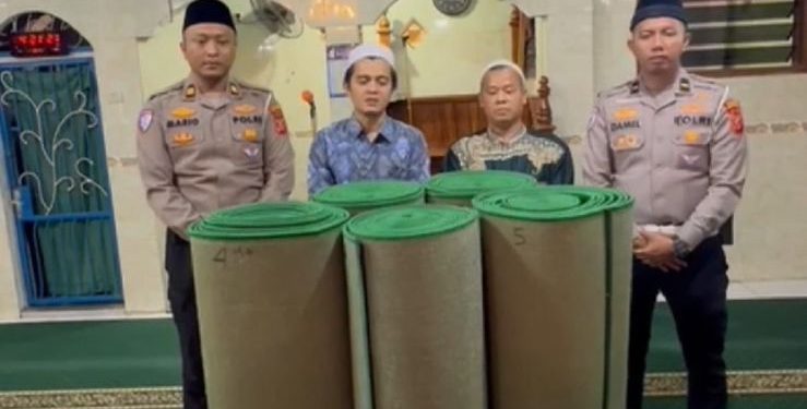 Polresta Bogor Kota Wujudkan Masjid Istifham Lebih Nyaman, Berikan Bantuan Karpet