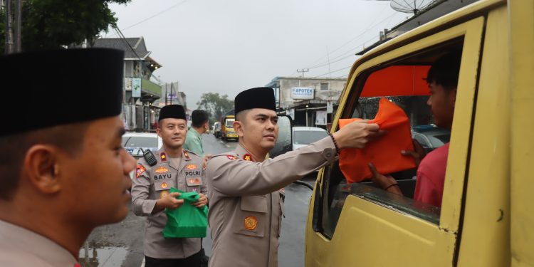 Kapolres Garut Bagi Takjil, Tumbuhkan Sinergitas Polri dan Masyarakat di Bulan Ramadhan